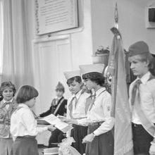 Вручение почетной грамоты на пионерской линейке | Школа. 1984 г., г.Северодвинск. Фото #C1847.
