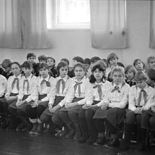 Участники торжественной пионерской линейки | Школа. 1984 г., г.Северодвинск. Фото #C1850.