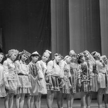 Девочки в народных костюмах 15 союзных республик | Школа. 1984 г., г.Северодвинск. Фото #C1860.