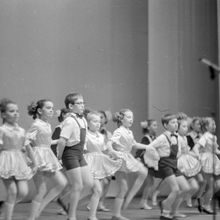 Выступление детского танцевального коллектива | Школа. 1984 г., г.Северодвинск. Фото #C1863.