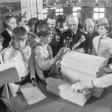 Пионерская линейка в цехе предприятия | Школа. 1984 г., г.Северодвинск. Фото #C1880.