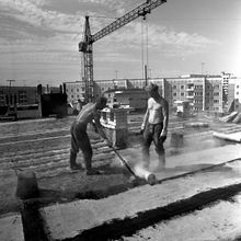 Работы на крыше. Раскатывают рубероид | Строительство. 1984 г., г.Северодвинск. Фото #C1257.