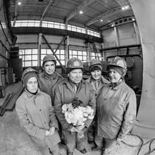 С букетом цветов | Предприятия. 1984 г., г.Северодвинск. Фото #C6124.