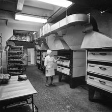 Хлеб пекут | Предприятия. 1984 г., г.Северодвинск. Фото #C6131.