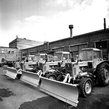 Новая техника - тракторы | Предприятия. 1984 г., г.Северодвинск. Фото #C1294.