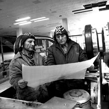 Рабочие за чертежом | Предприятия. 1984 г., г.Северодвинск. Фото #C1303.