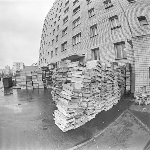 пустая тара около магазина | Виды города. 1984 г., г.Северодвинск. Фото #C18378.