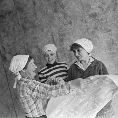 Поклейка обоев | Строительство. 1986 г., г.Северодвинск. Фото #C15029.