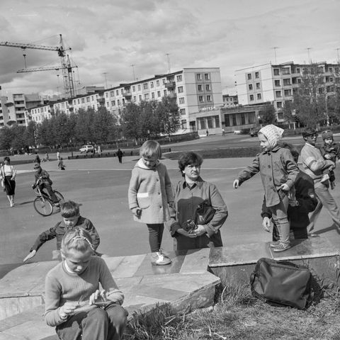 Около театра драмы | Виды города. 1986 г., г.Северодвинск. Фото #C15044.