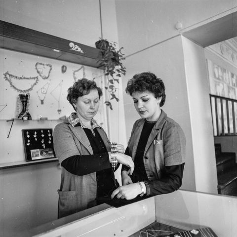 Продавцы ювелирного магазина | Торговля. 1987 г., г.Северодвинск. Фото #C14864.