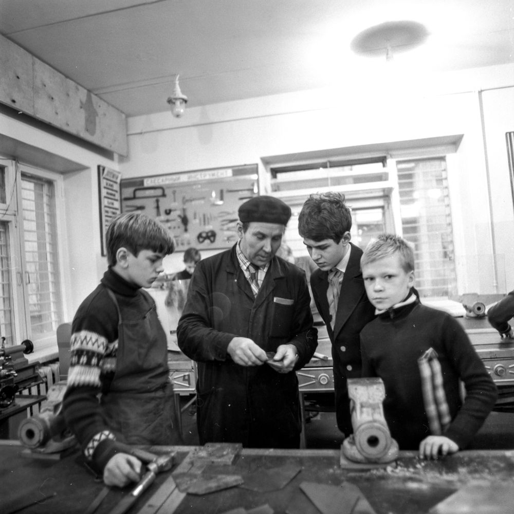 В школьной мастерской | Школа. 1987 г., г.Северодвинск. Фото #C13613.