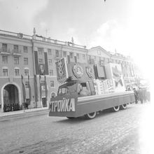 Автомобиль во главе колонны стройки | Транспорт. 1987 г., г.Северодвинск. Фото #C13263.