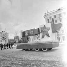 Автомобиль во главе колонны стройки | Транспорт. 1987 г., г.Северодвинск. Фото #C13264.