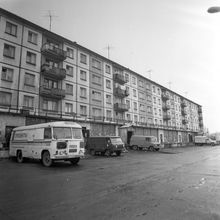 Спецавтомобили на загрузке в мелкооптовом магазине №10.  | Транспорт. 1987 г., г.Северодвинск. Фото #C13277.