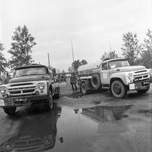 Автомобиль-газовоз на газозаправочной станции | Транспорт. 1987 г., г.Северодвинск. Фото #C8140.