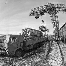 Лесовоз с прицепом на нижнем складе | Транспорт. 1987 г., г.Северодвинск. Фото #C11158.