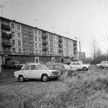 Автомобили около мелкооптового магазина №10.  | Транспорт. 1987 г., г.Северодвинск. Фото #C13292.