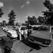 Семья около личного автомобиля | Транспорт. 1987 г., г.Северодвинск. Фото #C13293.