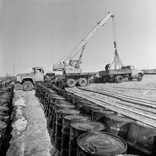 Погрузка горюче-смазочных материалов | Транспорт. 1987 г., г.Северодвинск. Фото #C13296.