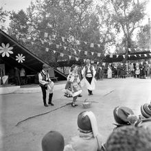 Выступление танцевального коллектива в парке | Культура. 1987 г., г.Северодвинск. Фото #C12344.
