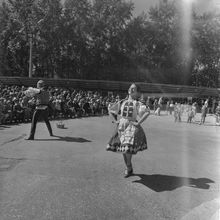 Выступление танцевального коллектива в парке | Культура. 1987 г., г.Северодвинск. Фото #C12348.