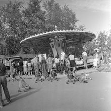 Карусель в  городском парке | Культура. 1987 г., г.Северодвинск. Фото #C12353.