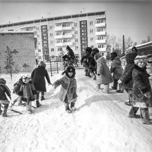 На прогулке в детском саду | Дети. 1987 г., г.Северодвинск. Фото #C12356.