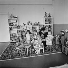 Группа детского сада с воспитателями | Дети. 1987 г., г.Северодвинск. Фото #C11235.