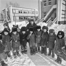 На прогулке в детском саду | Дети. 1987 г., г.Северодвинск. Фото #C14827.