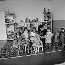 Группа детского сада с воспитателями | Дети. 1987 г., г.Северодвинск. Фото #C11236.
