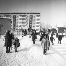 На прогулке в детском саду | Дети. 1987 г., г.Северодвинск. Фото #C12357.