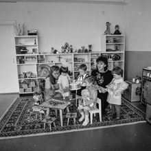 Группа детского сада с воспитателями | Дети. 1987 г., г.Северодвинск. Фото #C11237.