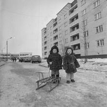 Дети на прогулке | Дети. 1987 г., г.Северодвинск. Фото #C14829.