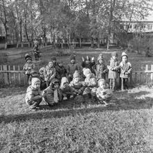 Группа детского сада на прогулке | Дети. 1987 г., г.Северодвинск. Фото #C11239.