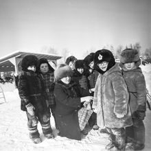 На прогулке в детском саду | Дети. 1987 г., г.Северодвинск. Фото #C8224.