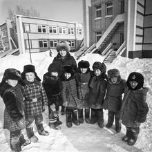 На прогулке в детском саду | Дети. 1987 г., г.Северодвинск. Фото #C8225.