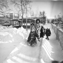 На прогулке в детском саду | Дети. 1987 г., г.Северодвинск. Фото #C8226.