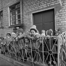 На крыльце детского сада | Дети. 1987 г., г.Северодвинск. Фото #C12367.