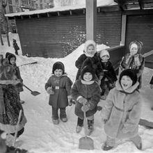 На прогулке в детском саду | Дети. 1987 г., г.Северодвинск. Фото #C8227.