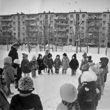 На прогулке в детском саду | Дети. 1987 г., г.Северодвинск. Фото #C8228.