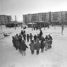 На прогулке в детском саду | Дети. 1987 г., г.Северодвинск. Фото #C8229.