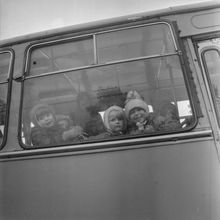 Дети в автобусе | Дети. 1987 г., г.Северодвинск. Фото #C12381.