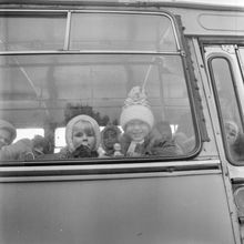 Дети в автобусе | Дети. 1987 г., г.Северодвинск. Фото #C12382.