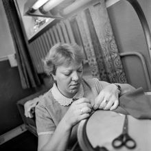 Вышивальщица за работой | Быт. 1987 г., г.Северодвинск. Фото #C13382.