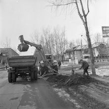 Уборка на улицах города | ЖКХ. 1987 г., г.Северодвинск. Фото #C11117.