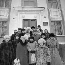 На крыльце Дворца пионеров и школьников | Горожане. 1987 г., г.Северодвинск. Фото #C10486.