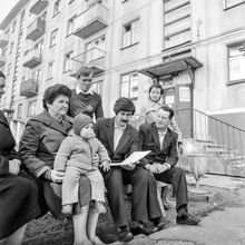 Коваленко Виктор Иванович, руководитель депутатской группы, беседует с избирателями | Горожане. 1987 г., г.Северодвинск. Фото #C11322.