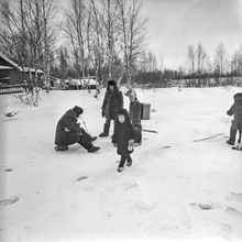 На зимнюю рыбалку | Горожане. 1987 г., г.Северодвинск. Фото #C12454.