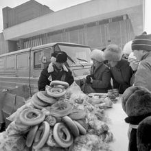 Праздничная торговля на улице | Торговля. 1987 г., г.Северодвинск. Фото #C8389.