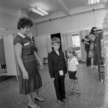 Примерка школьной формы | Торговля. 1985 г., г.Северодвинск. Фото #C13555.